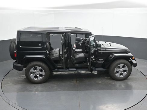 Used 2018 Jeep Wrangler Unlimited Sahara w/ Connectivity Group AWD/4WD image 47