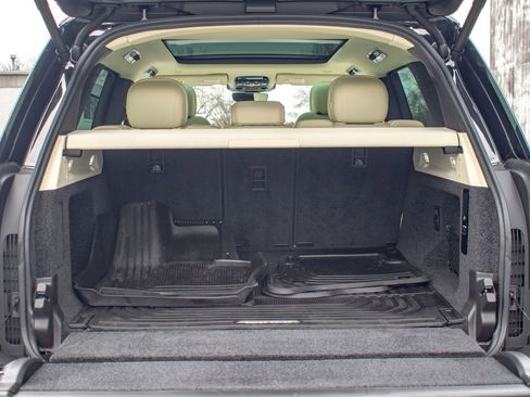 Used 2025 Land Rover Range Rover SE image 38