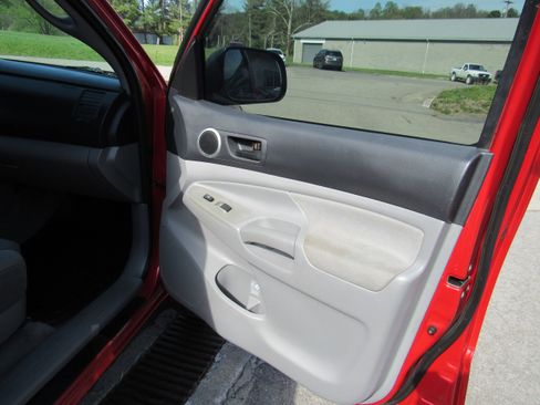 Used 2011 Toyota Tacoma 4x4 Double Cab w/ TRD Off-Road Pkg image 36