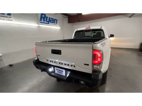 Used 2016 Toyota Tacoma TRD Sport image 8