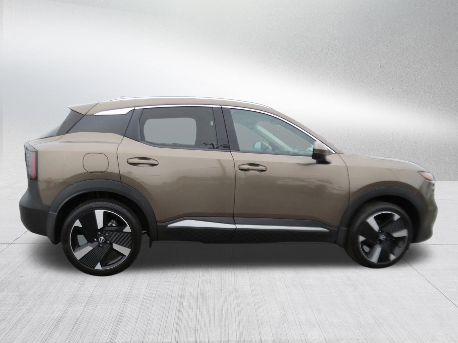Used 2025 Nissan Kicks SR AWD/4WD image 9