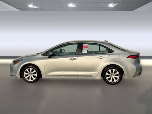 Used 2026 Toyota Corolla LE FWD image 2