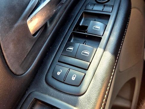 Used 2013 Chrysler Town & Country Touring image 19