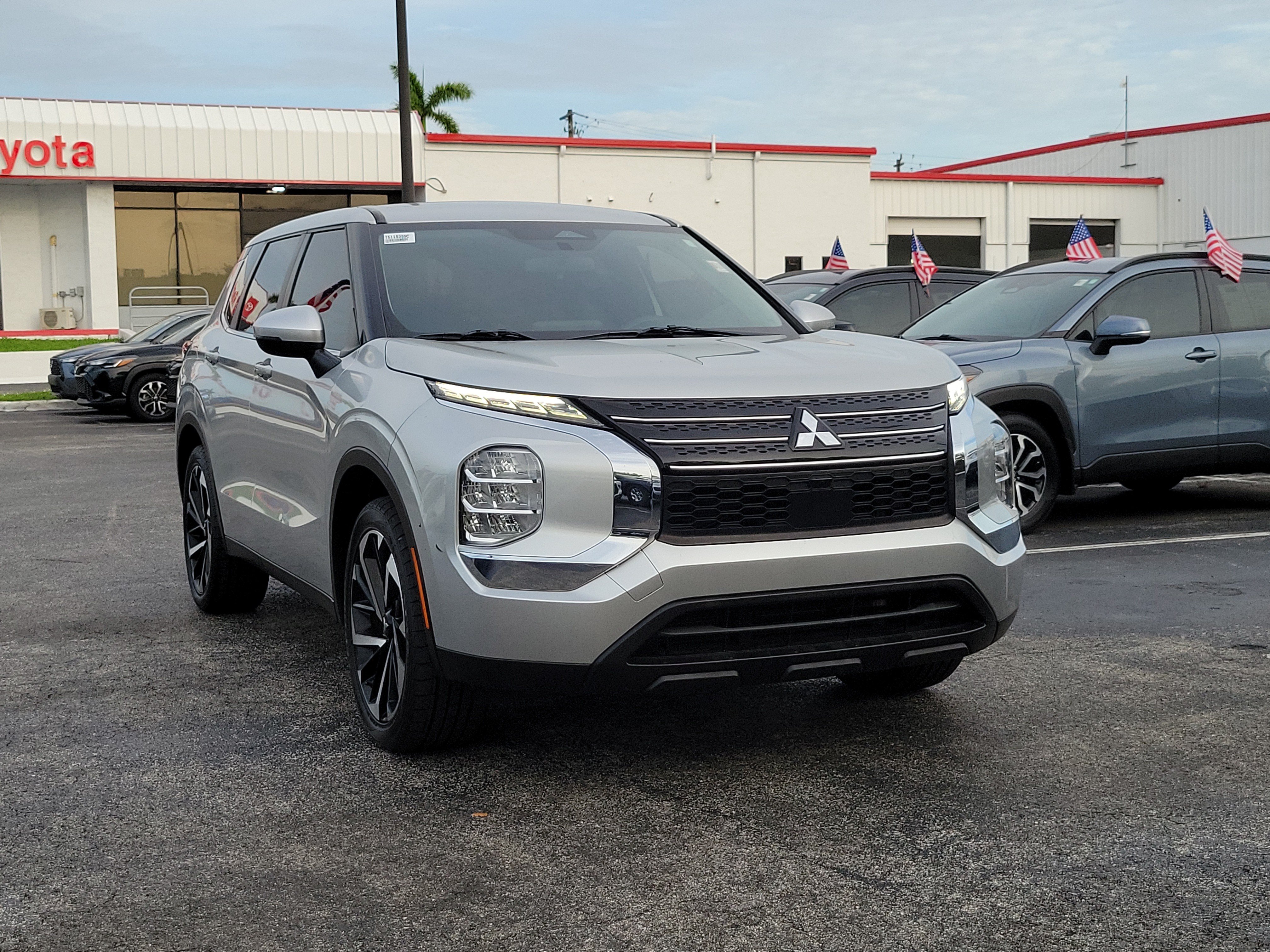 Used 2022 Mitsubishi Outlander ES FWD image 2