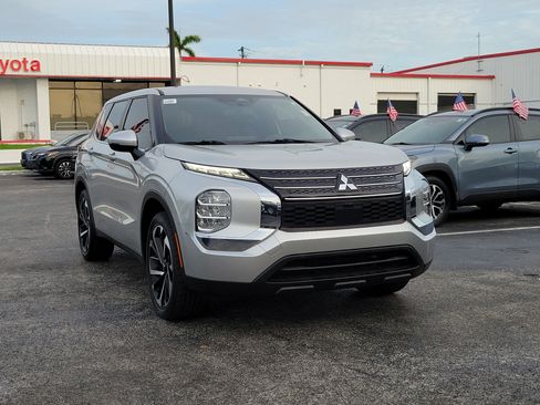 Used 2022 Mitsubishi Outlander ES FWD image 2