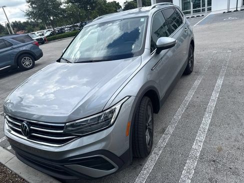 Used 2024 Volkswagen Tiguan SE FWD image 2