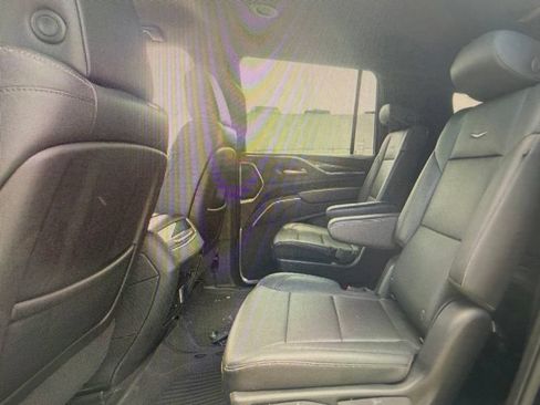 Used 2022 Cadillac Escalade ESV Luxury AWD/4WD image 4