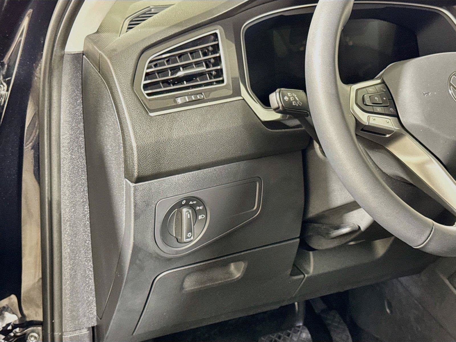 Used 2024 Volkswagen Tiguan SE AWD/4WD image 8