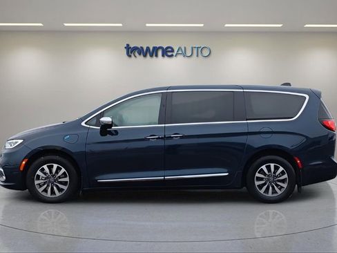 Certified 2023 Chrysler Pacifica Limited image 2