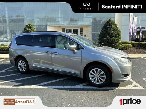 Used 2017 Chrysler Pacifica Touring-L image 1