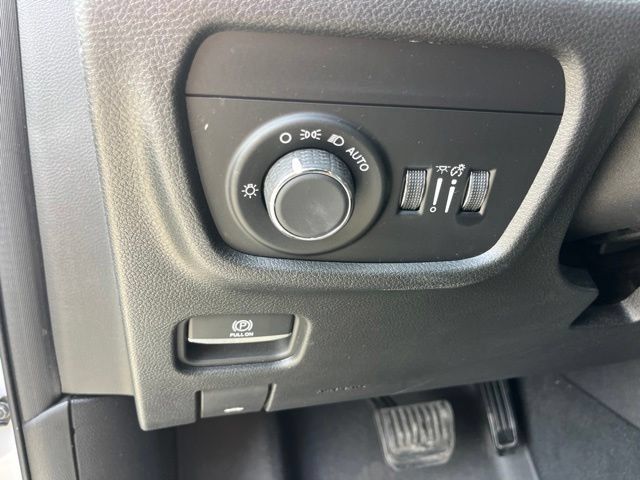 Used 2023 Jeep Grand Cherokee L Laredo RWD image 15
