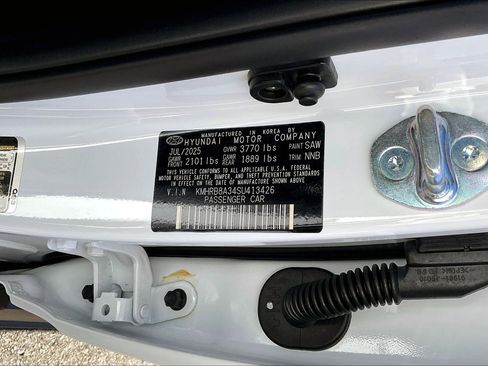 New 2025 Hyundai Venue SE image 8