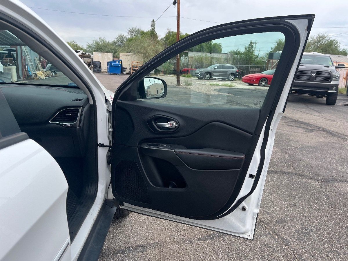 Used 2019 Jeep Cherokee Trailhawk w/ Comfort/Convenience Group AWD/4WD image 18