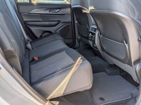 Used 2024 Jeep Grand Cherokee Laredo X image 20