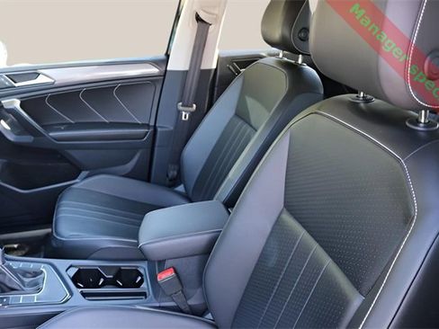 Used 2024 Volkswagen Tiguan SE image 12