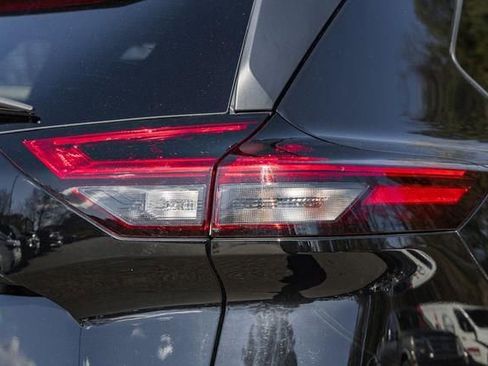 Used 2022 Nissan Rogue SV w/ SV Premium Package image 8