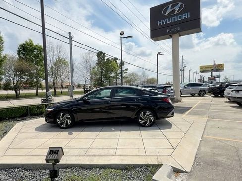 Certified 2025 Hyundai Elantra SEL image 3