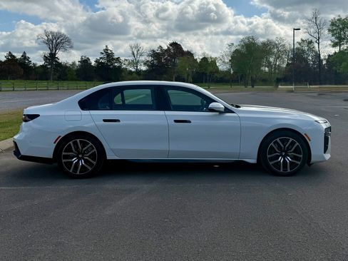 Used 2025 BMW 760i xDrive w/ Executive Package image 7