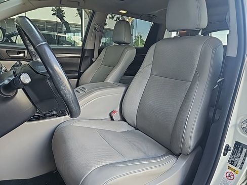 Used 2019 Toyota Highlander Limited image 10