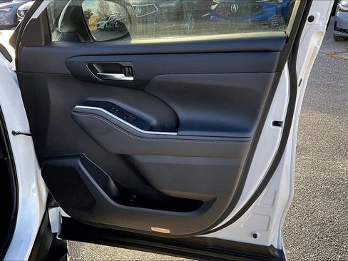 Used 2024 Toyota Highlander LE image 25