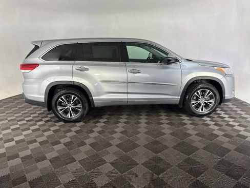 Used 2018 Toyota Highlander LE AWD/4WD image 5