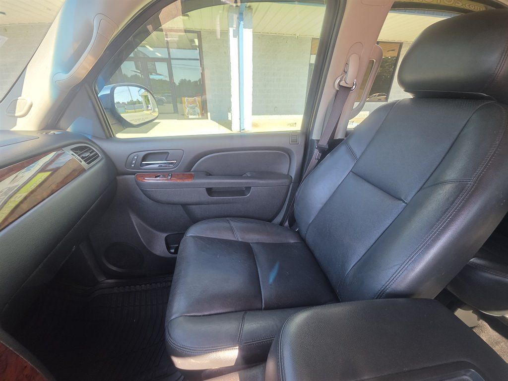 Used 2013 Chevrolet Tahoe LTZ RWD image 14