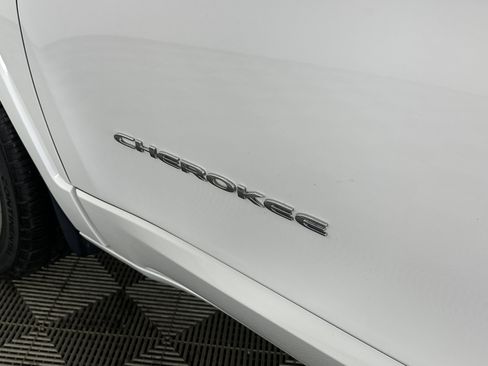 Used 2019 Jeep Cherokee Overland w/ Technology Group image 17