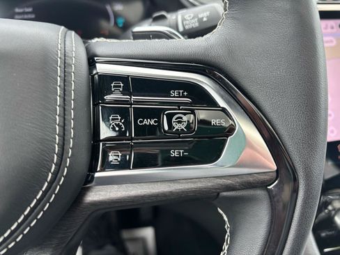 Used 2023 Jeep Grand Cherokee Overland w/ Advanced Protech Group III AWD/4WD image 19