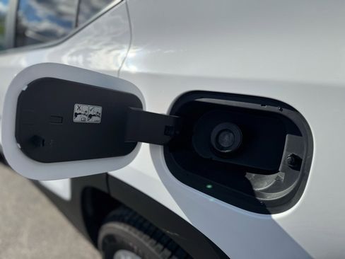 Used 2023 GMC Terrain SLE w/ Driver Convenience Package image 21