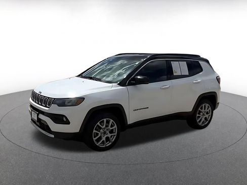 Used 2025 Jeep Compass Limited image 8