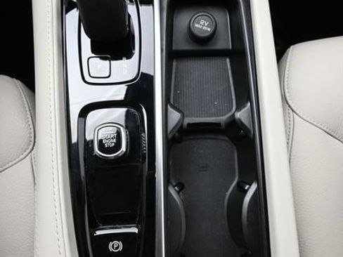 Used 2024 Volvo XC90 B6 Plus w/ Protection Package Premier AWD/4WD image 12