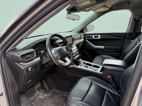 Certified 2022 Ford Explorer XLT w/ Equipment Group 202A AWD/4WD image 4