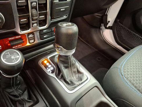 Used 2024 Jeep Wrangler Rubicon image 12