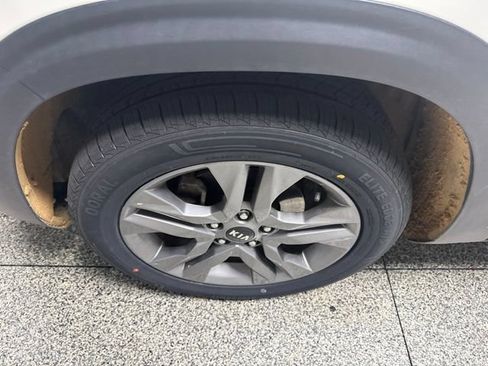 Used 2021 Kia Seltos S FWD image 3