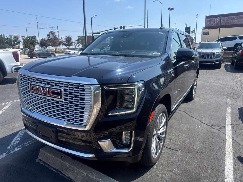 Used 2024 GMC Yukon XL Denali w/ Advanced Technology Package AWD/4WD image 3