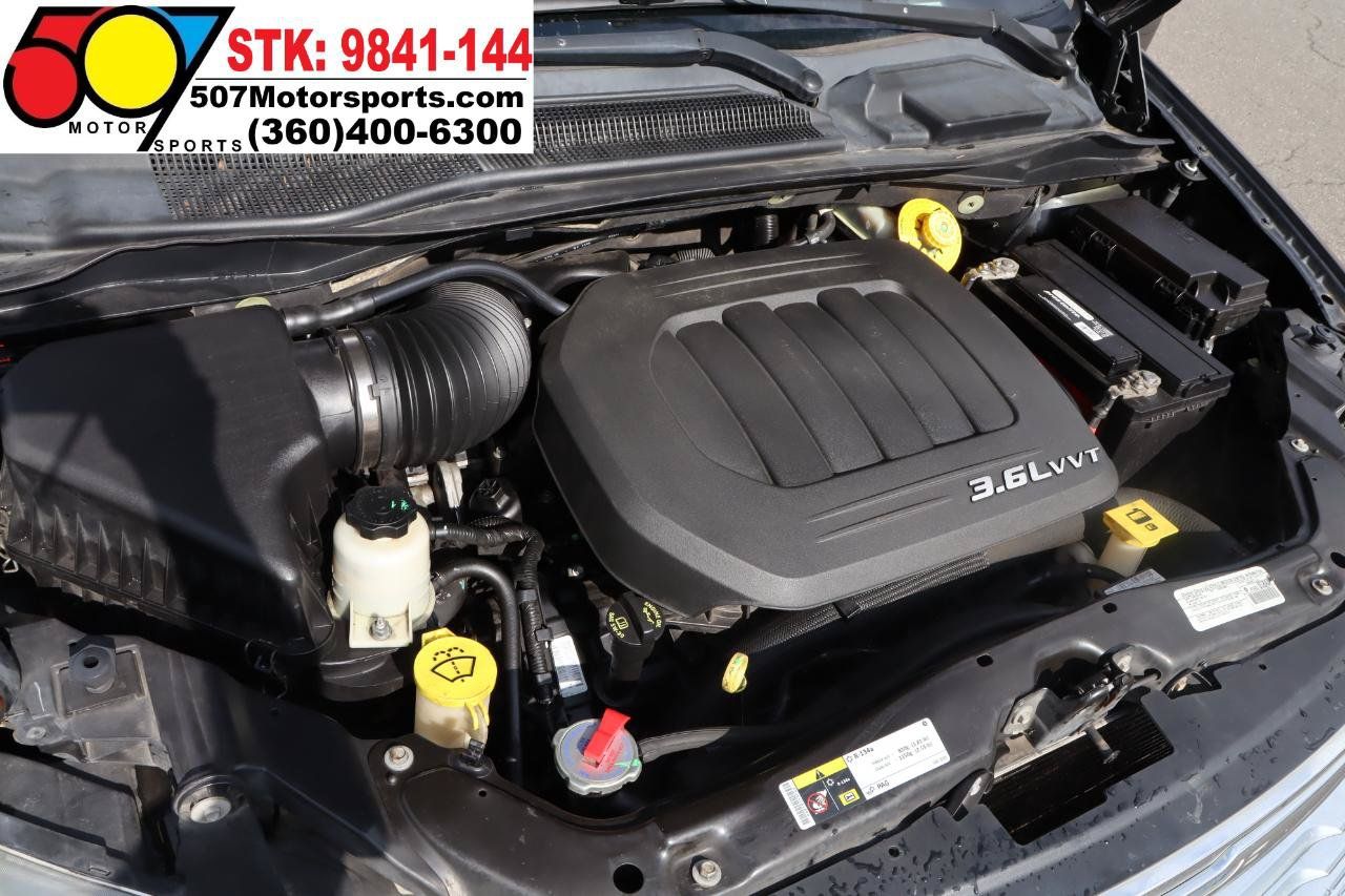 Used 2014 Chrysler Town & Country Touring-L FWD image 21