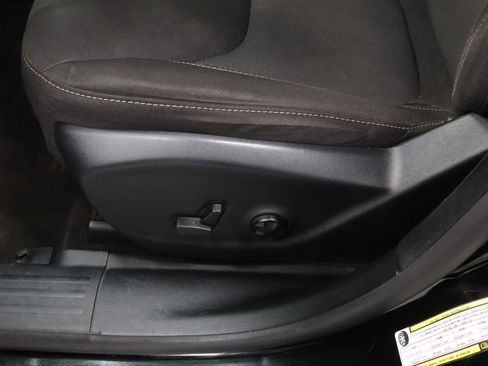 Used 2017 Jeep Cherokee Latitude w/ Comfort/Convenience Group AWD/4WD image 23