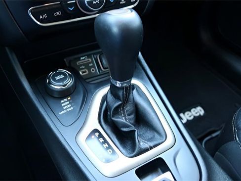 Used 2018 Jeep Cherokee Limited image 26