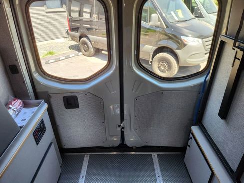 Used 2024 Mercedes-Benz Sprinter 2500 image 12