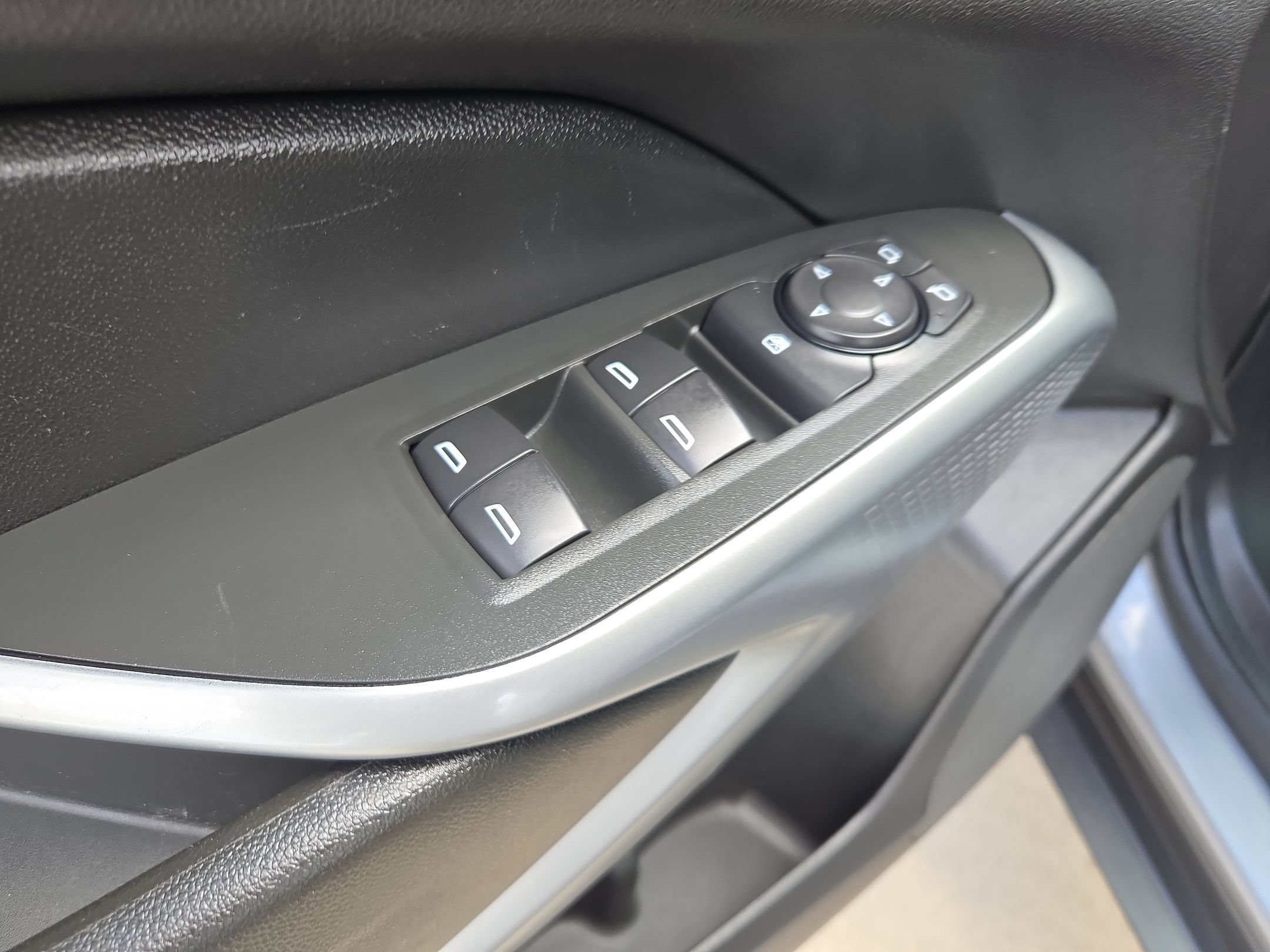 Used 2024 Chevrolet Trax RS FWD image 12