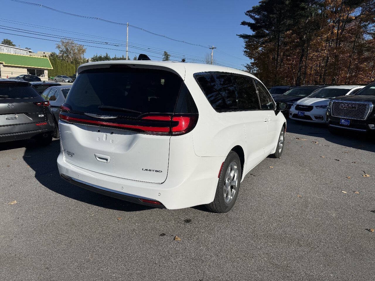 Used 2024 Chrysler Pacifica Limited FWD image 5