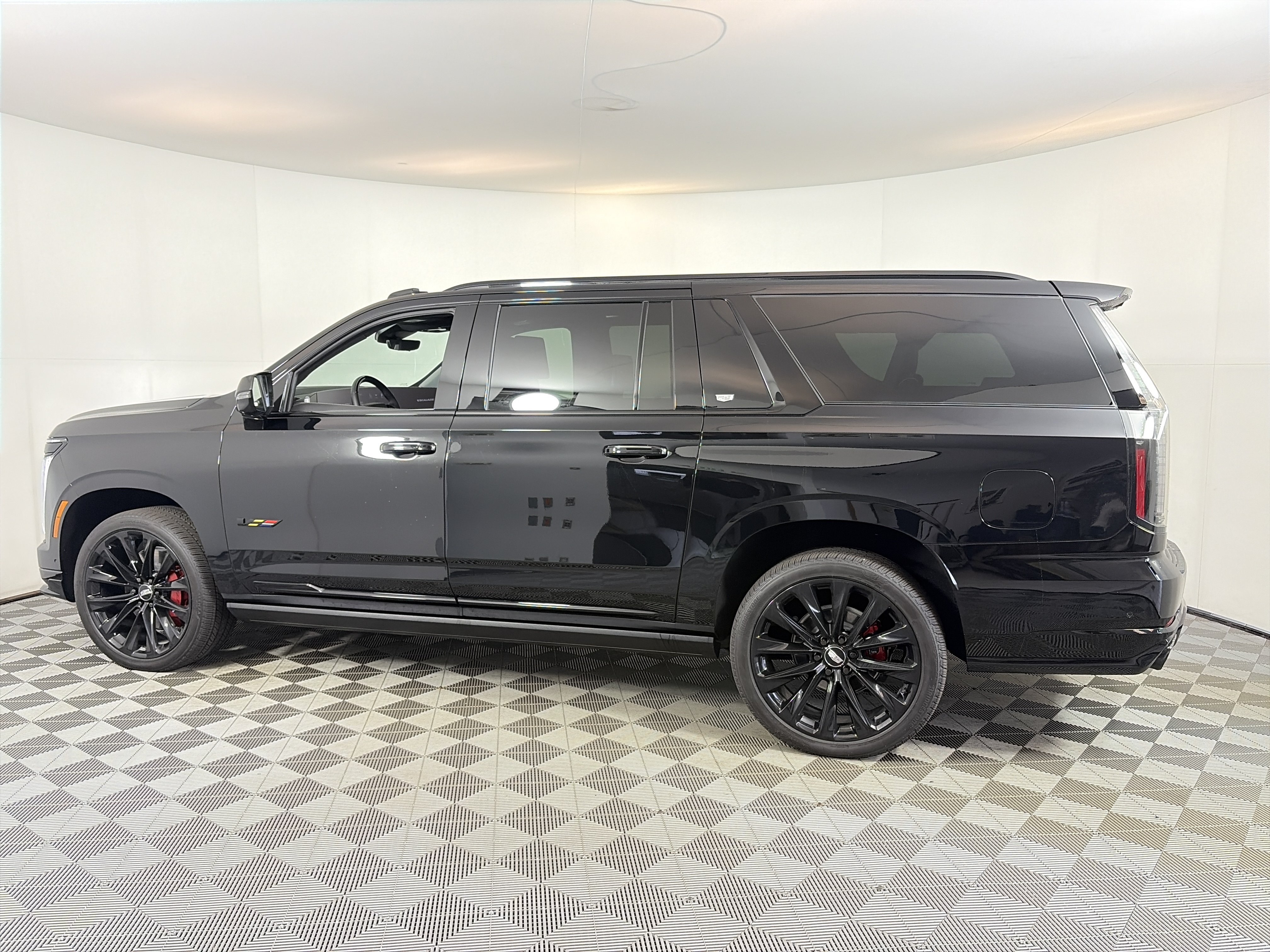 Used 2026 Cadillac Escalade ESV V w/ LPO, ONYX Package AWD/4WD image 9
