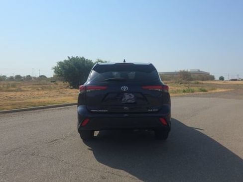 Used 2022 Toyota Highlander XLE AWD/4WD image 7
