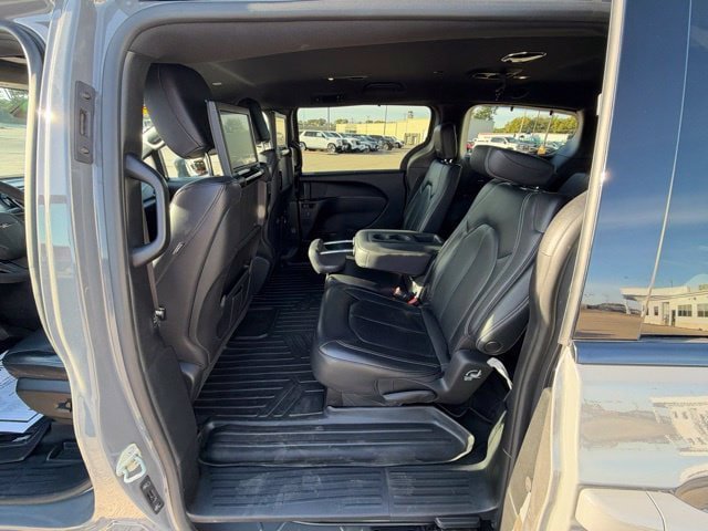 Used 2022 Chrysler Pacifica Touring-L w/ Uconnect Theater Family Group FWD image 16