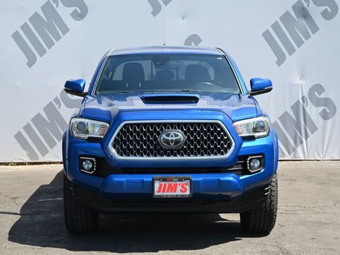 Used 2018 Toyota Tacoma TRD Sport w/ Technology Package RWD image 2