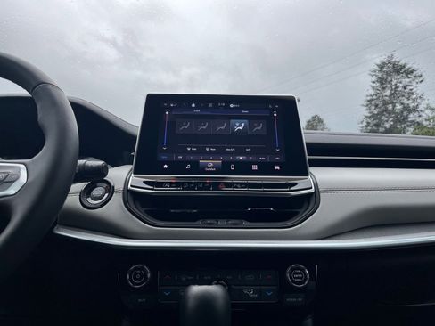 Used 2025 Jeep Compass Limited image 21