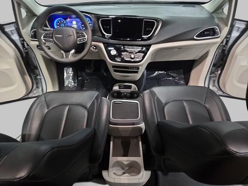 Used 2024 Chrysler Pacifica Touring-L image 9