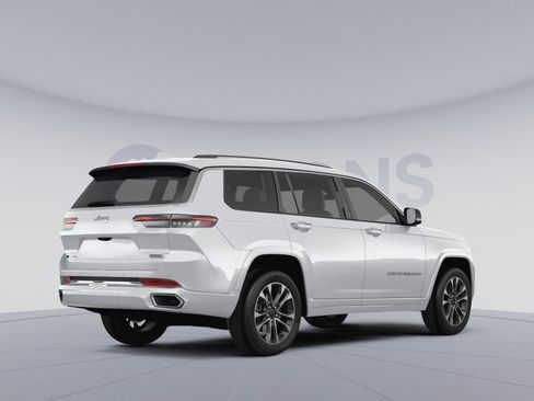 Used 2023 Jeep Grand Cherokee L Laredo image 4