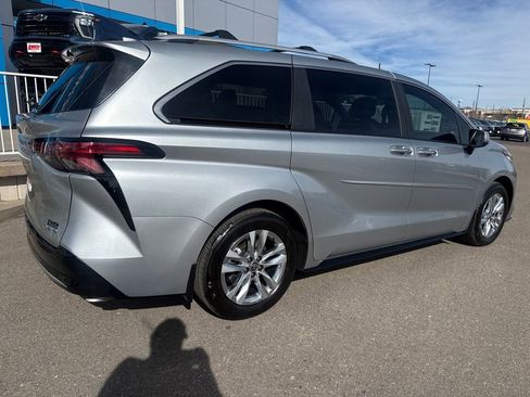 Used 2025 Toyota Sienna Limited image 5
