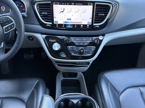 Used 2023 Chrysler Pacifica Touring-L FWD image 8